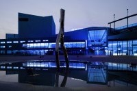 Festspielhaus Bregenz leuchtet blau anlässlich Blue Monument Challenge