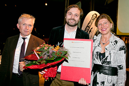 Preisträger Dr. Thomas Scherer (Mitte) mit Prim. Dr. Claudia Francesconi (Past-Sekretär der ÖDG) und Univ.-Prof. Dr. Thomas C. Wascher (Past-Präsident der ÖDG)